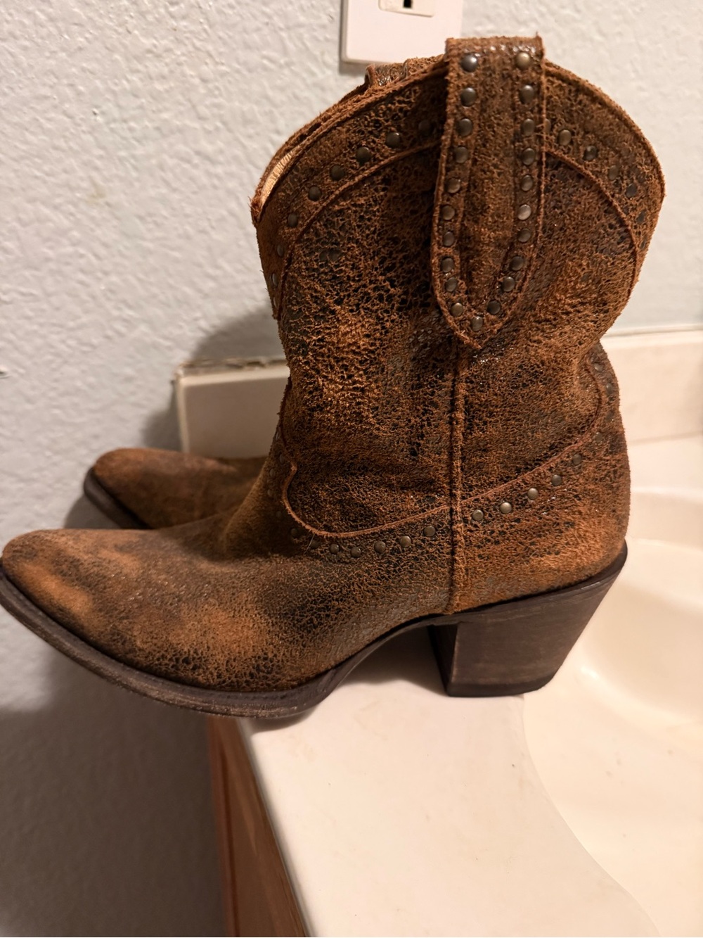 Idyllwind Distressed Brown Western Ankle Bootie- size 7